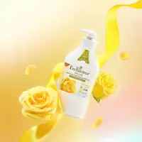 chai sữa tắm màu vàng