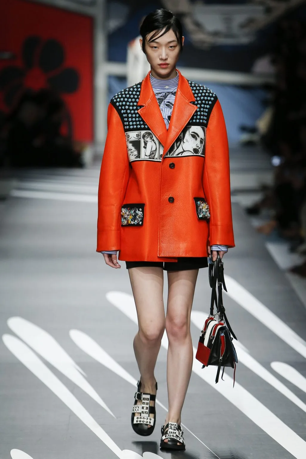 Prada Ready-to-wear Xuân 2018: Về những người phụ nữ mạnh mẽ, náo nhiệt và đầy sức quyến rũ Prada Ready-to-wear Xuân 2018: Về những người phụ nữ mạnh mẽ, náo nhiệt và đầy sức quyến rũ