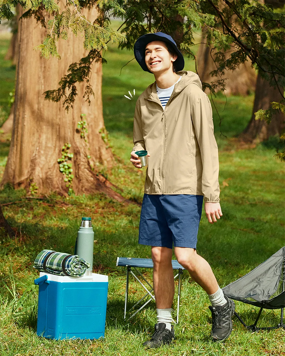 người mẫu mặc áo khoác uniqlo parka chống tia uv