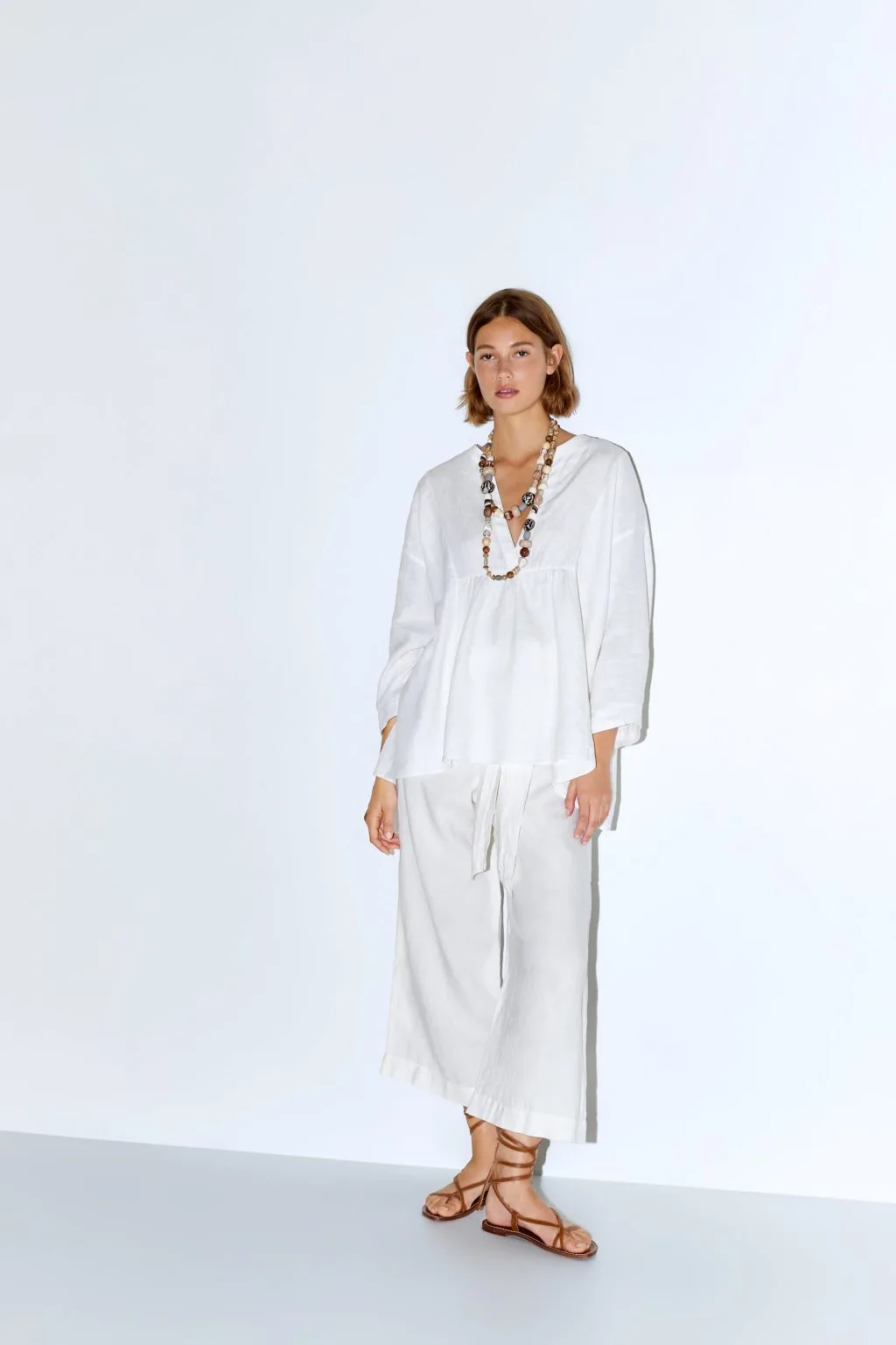 trang phục linen - áo phom rộng và dây chuyền