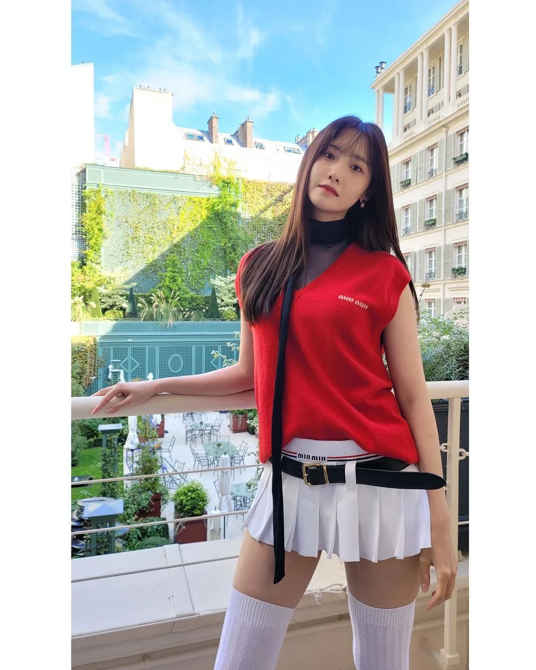 Miu Miu Yoona khăn choàng mỏng