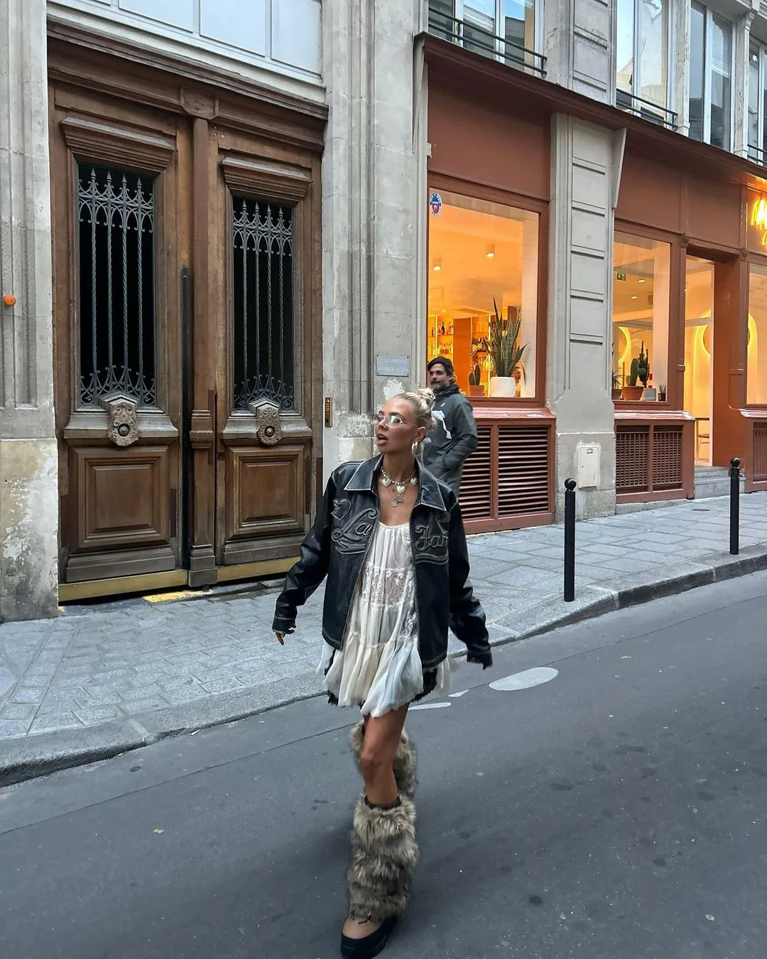 daisybirchalll diện váy phối áo khoác