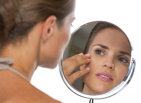 Ăn thức ăn giàu thành phần chống oxy hoá và sử dụng sản phẩm chăm sóc mắt có tính chống oxy hoá sẽ giúp chống lại những ảnh hưởng của lão hoá do môi trường lên vùng da quanh mắt.