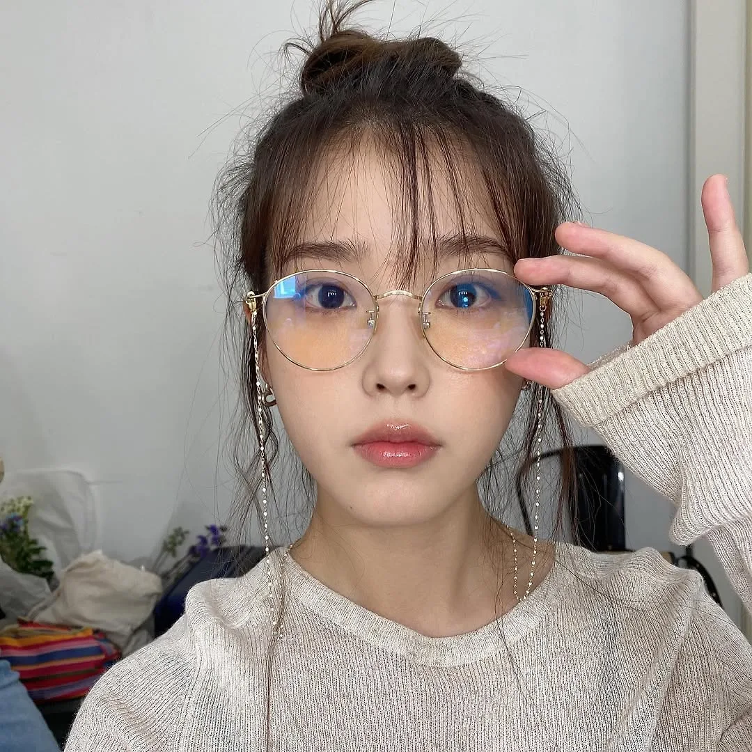 IU và mắt kính gọng tròn