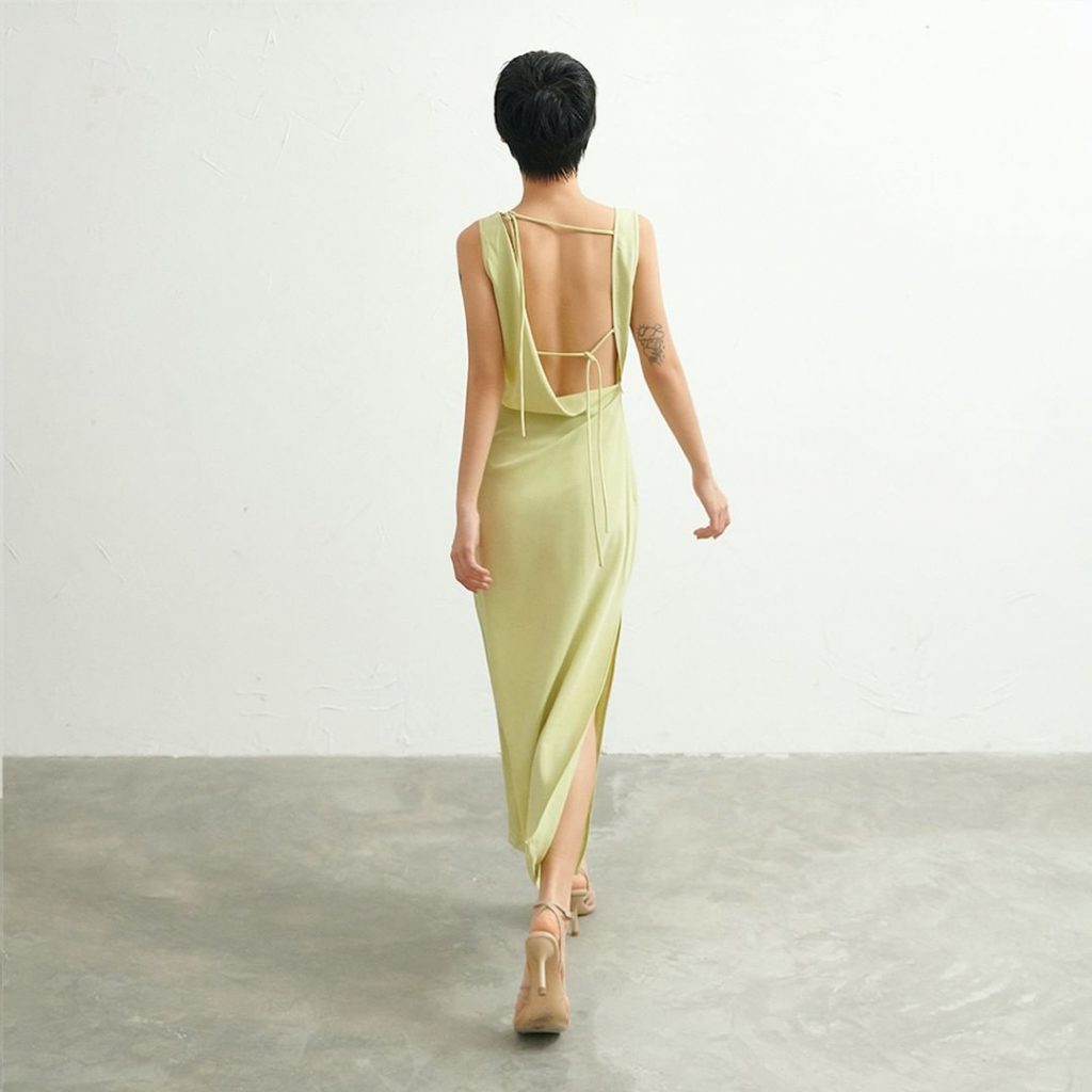 đầm hở lưng màu xanh từ local brand Chen