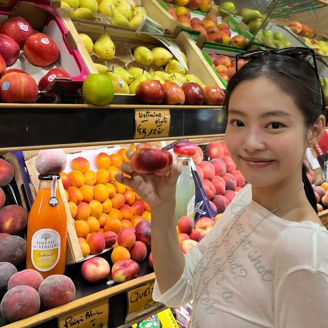 Jennie cầm quả táo