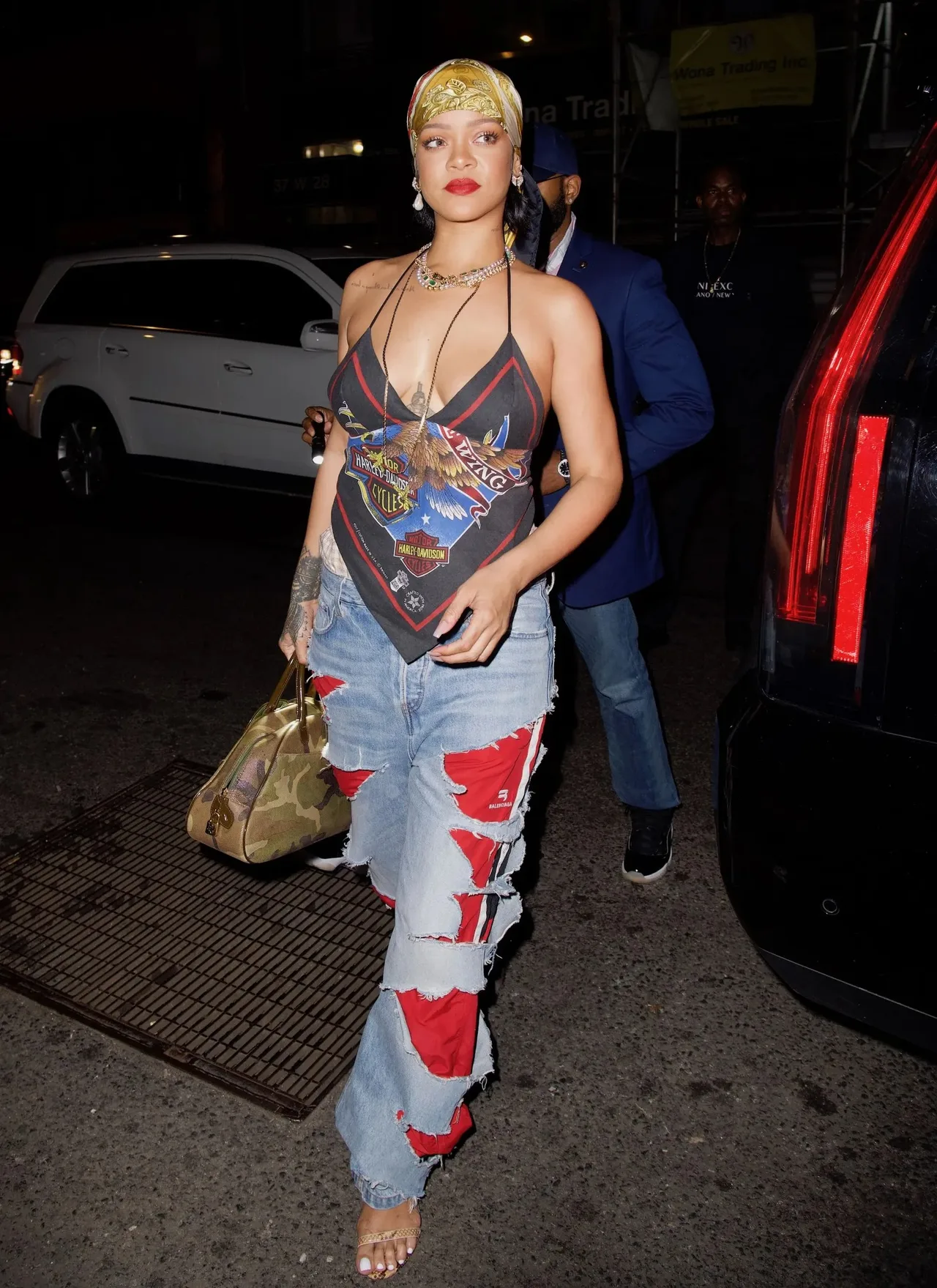 rihanna và quần jean rách